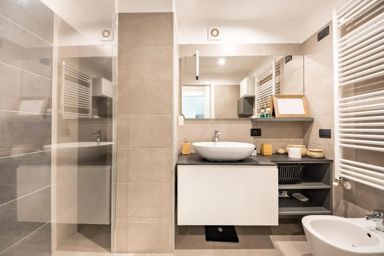 Apartment Renovated Apt With Garden & Veranda! Milan Italy